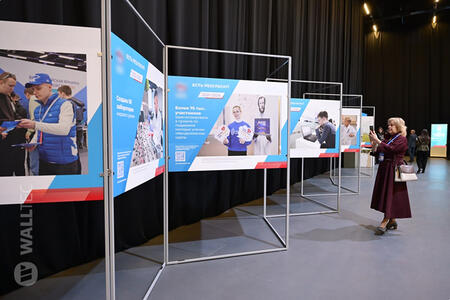 Мобильный стенд для фотовыставок